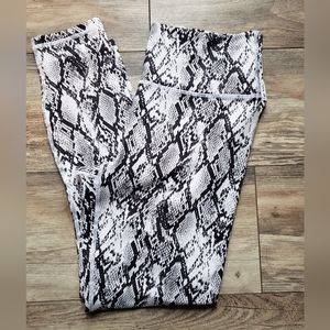 Fabletics EUC Medium Power Move leggings